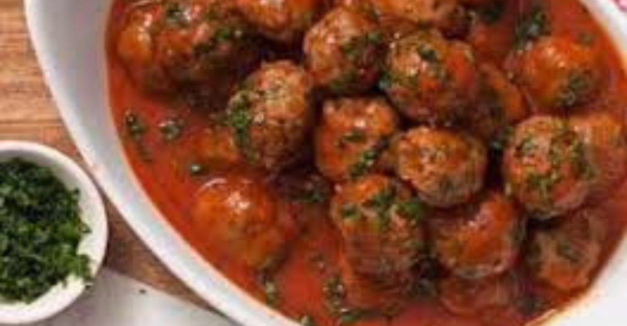 As almôndegas ao molho de tomate gratinadas